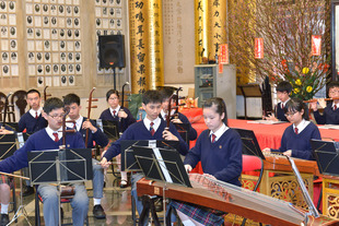 東華三院李嘉誠中學中樂團在春節團拜活動中表演三首名曲《花好月圓》、《漁舟唱晚》隨想曲及《金蛇狂舞》。