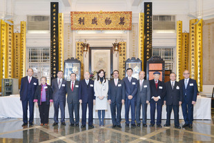 東華三院主席陳文綺慧（左六）與出席會員大會的顧問局成員合照。