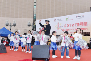 星星幫大使葉文輝聯同幼兒義工表演唱歌跳舞。
