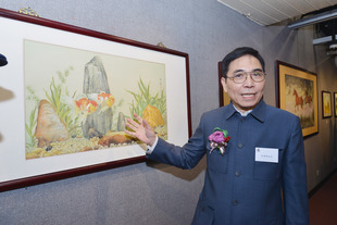 著名絹畫家蔡爾雅先生向嘉賓分享心得及介紹其中一幅珍藏絹畫－｢雙魚圖｣。