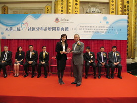 東華三院主席陳文綺慧(左)致送紀念品予香港牙醫管理委員會主席左偉國醫生SBS太平紳士。