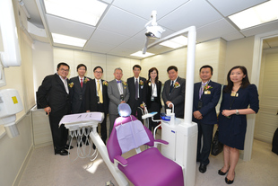 東華三院主席陳文綺慧(右四)與嘉賓參觀診所。