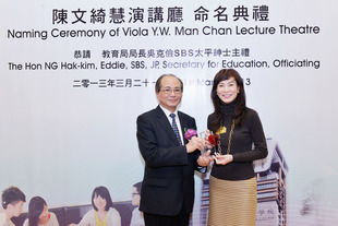 教育局局長吳克儉SBS太平紳士(左)代表東華三院致送紀念品予陳文綺慧主席。