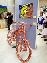 東華三院鄺錫坤伉儷中學中五學生何諾謙以可樂罐砌成的爬山單車，創作命名為「譜出『可樂』世界」的作品。