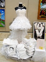 東華三院陳兆民中學美藝學會中三至中五的同學合力創作名為《灰姑娘》的裝置藝術，以廢棄物料為媒介製成一襲華麗的晚裝。