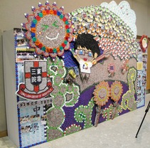東華三院黃鳳翎中學學生以紙張捲成的大型環保創作。