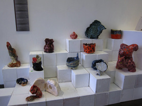 「i-dArt愛不同藝術」為一群殘障藝術家舉辦名為「第一步」陶藝聯展，展出近百件陶泥作品。