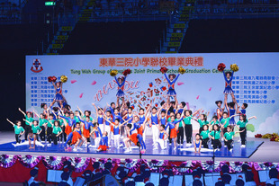 鄧肇堅小學派出60多位體操隊成員表演手操、啦啦操和競技體操，呈現朝氣與活力的一面。
