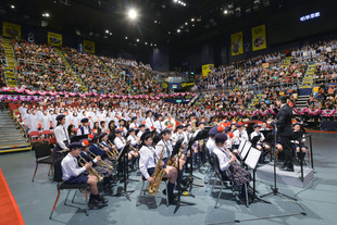 由30多位小學聯校同學組成的東華三院小學聯校管弦樂團，首次公開演出，為畢業典禮演繹海頓的「驚愕」。