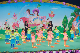 幼稚園及幼兒園應的學童以「珍惜擁有 向夢想飛翔」為題，載歌載舞，展示活潑跳脫的一面。