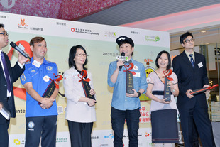 外號「啤梨」的歌手兼電台主持暨傑出「義」職人士得獎人葉文輝先生(右三)，與其餘四位得獎者於嘉許禮上作分享。