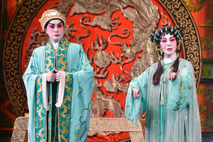 鳴芝聲劇團已經是第十九年為東華三院籌款演出，台柱蓋鳴暉小姐（左）及吳美英小姐演出精湛，引人入勝。