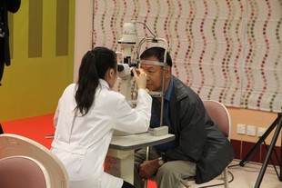 Sponsored by TWGHs, eligible residents of Kowloon City and members of the TWGHs Wong Cho Tong Social Service Building benefited from the comprehensive eye checking services provided by the PolyU professional optometrists. 