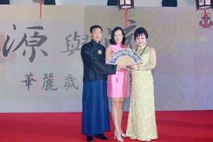 黃業光總理(左)以二十三萬元善款投得由陳婉珍主席(右)慷慨捐出的珍貴古董象牙扇。