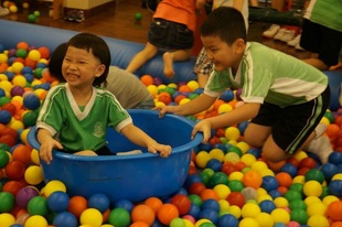 東華三院鄧肇堅小學為配合活動日主題舉辦創意遊戲，讓孩子舒展身心。