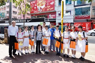 東華三院全港賣旗日得到學生及義工鼎力支持，東華三院主席陳婉珍博士(圖一：左五 / 圖二：前排右三)亦親身到場為義工打氣。 