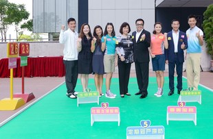 在籌委會主席暨東華三院第五副主席李鋈麟博士(右四)的帶領下，「熱心公益隊」在表演賽中勝出。