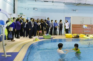 典禮完畢後，東華三院主席陳婉珍博士(圖二左)及香港賽馬會董事范徐麗泰博士(圖二右)與一眾嘉賓到院舍參觀及探望院友。