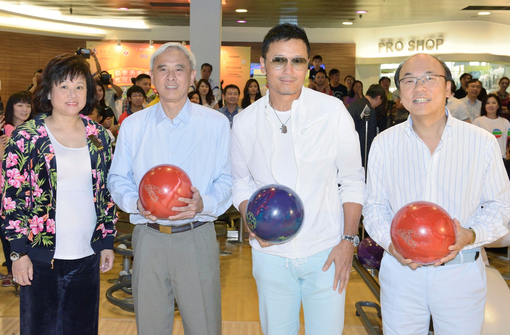 東華三院主席陳婉珍博士(左一)、香港浸會大學協理副校長傅浩堅教授(左二)、影視紅星苗僑偉先生(右二)及南華體育會黃鎮南太平坤士主持開球禮。