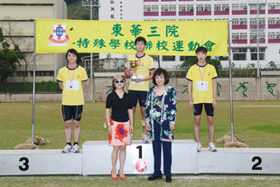 東華三院主席兼名譽校監陳婉珍博士(前排右)及主禮嘉賓香港弱智人士體育協會執行委員會主席林小玲女士(前排左)MH與獲獎學生合照。