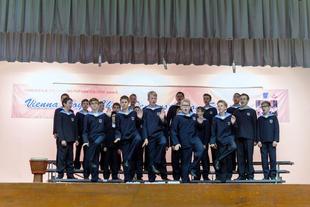 維也納兒童合唱團成員與來自不同學校的參加學生一同獻唱奧地利民族歌曲，共同陶醉在歌唱的喜悅。
