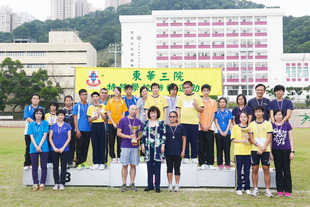 東華三院主席兼名譽校監陳婉珍博士與獲獎學生合照。