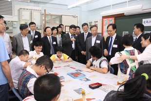 國家民政部代表團成員到東華三院群芳啟智學校，參觀學生在工藝室上課的情況。