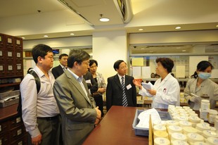 圖五為國家民政部代表團成員參觀廣華醫院及廣華醫院 - 香港中文大學中醫藥臨床研究服務中心的中藥房。