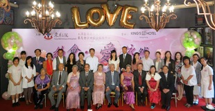 各參加夫婦與嘉賓於「一生一世愛依然」活動中合照。