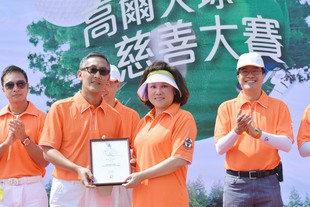 東華三院主席陳婉珍博士致送紀念品予冠名贊助人「HKT香港電訊」代表梁樹恆先生。