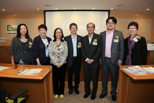 東華三院社服總主任姚子樑先生(中)及香港大學社會工作及社會行政學系系主任陳麗雲教授(左三)為「“聽”出好精神」研討會主禮，並與一眾嘉賓於台前合照。