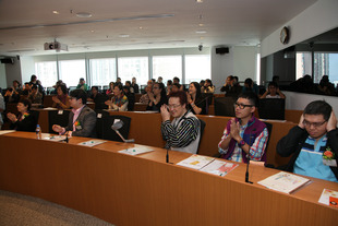 研討會中，參加者跟隨陳麗雲教授的指示，嘗試做健耳操。