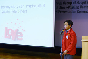 高小組獲得金獎得獎同學Cheng Yee King於台上分享他的故事。