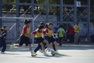 親子足球比賽學生全力拼搏，盡展訓練成果。