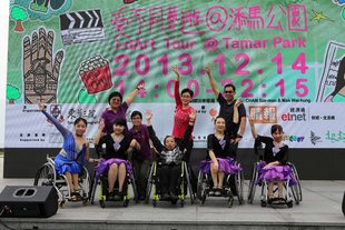 來自傷健協會的舞者以輪椅代替雙腿，用手移動身軀，在台上跳著優美的輪椅舞。