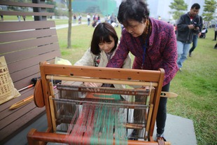 擁有傳統織魚網技術的婆婆正在示範和教授編織魚網。