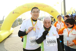 東華三院主席施榮恆主席（左）和拍檔七十一歲的謝玉成伯伯完成一公里賽事。