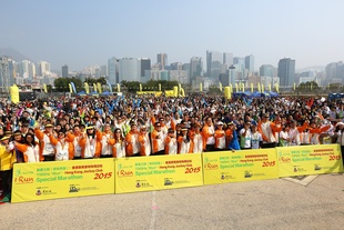東華三院「奔向共融─香港賽馬會特殊馬拉松2015」完滿結束，一眾嘉賓、參加者及伴跑員大合照。