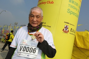 今年第二次參加iRun的跑手謝玉成伯伯，今年已經71歲，於東華三院何玉清工場暨宿舍工作及居住，為iRun歷來其中一位最年長的參加者。