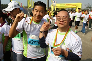共融大使林海峰(左)和拍檔陳錦濠順利完成三公里挑戰盃賽。