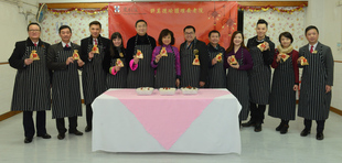 東華三院董事局於春節團拜儀式後到訪本院屬下許莫德瑜護理安老院,並親手製作蘿蔔糕送給公公婆婆,向他們拜年。