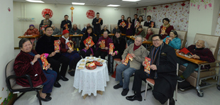 陳婉珍主席於團拜中即場派發別具心意的賀年福袋予傳媒朋友,祝福大家在新的一年財源廣進,並可慷慨解囊,以實際行動捐款支持東華三院,以幫助更多弱勢社群。