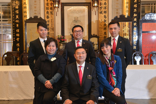 東華三院候任主席施榮恆(前排中)與副主席何超蕸(前排左)、馬陳家歡(前排右)、李鋈麟(後排中)、王賢誌(後排左)及陳祖恒(後排右)合照。