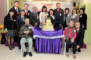 一眾嘉賓於東華三院鄒蓮女士長者日間護理中心五歲生日慶祝儀式後合照。