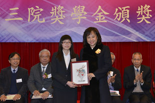 「東華三院陳婉珍博士獎學金」得獎學生阮樹瑞張同學(左)代表得獎同學致送紀念品予東華三院主席兼名譽校監陳婉珍博士(右)。