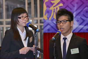 得獎學生阮樹瑞張同學(左)及鄭德衛同學(右)在台上分享感受。