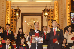 東華三院二0一四/二0一五年度主席施榮恆(前排右)聯同董事局成員宣誓就職。