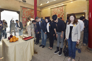 董事局成員到訪廣福義祠、文武廟、善德宮及列聖宮,並進行參拜。