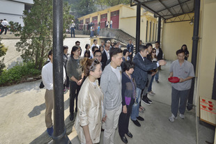 董事局成員前往東華義莊拜祭先友,以表敬意。