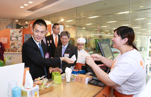 華人置業集團主席及署理行政總裁劉鳴煒先生於典禮前購買iBakery產品,以行動支持iBakery。